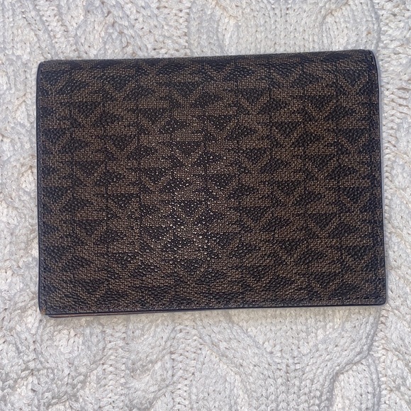 Michael Kors wallet brand new! Never has been used before. Light brown interior. - Picture 3 of 4